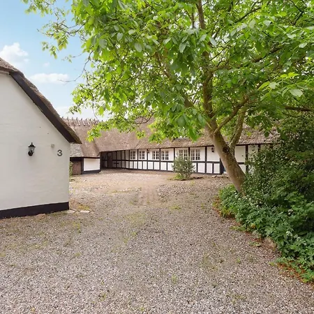 3 Bedroom Amazing In Hébergement de vacances Fåborg